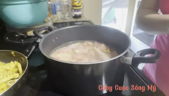 Đun sôi gà.