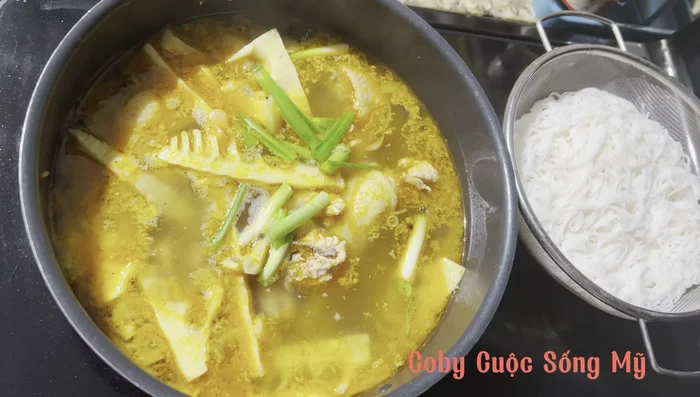 Đun sôi lại cho gà và măng chín.