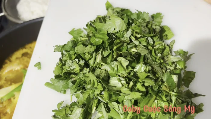 Dọn bún ra tô, cho gà và măng lên trên. Thêm rau nêm (rau thơm, hành lá, rau răm) và ớt.