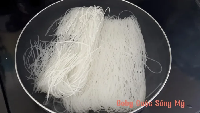 Luộc bún tươi hoặc bún khô cho chín, sau đó xả lại với nước lạnh.
