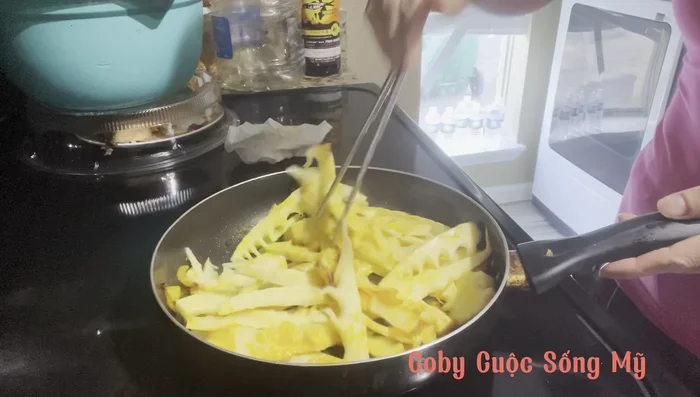 Xào măng cùng mỡ gà và hành tím.