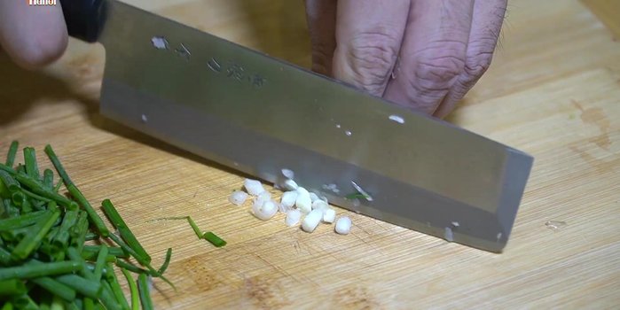 Cắt hoa thiên lý thành khúc vừa ăn. (151.29)