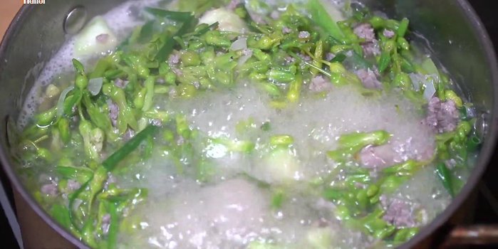 Nêm nếm gia vị cho vừa ăn. Nếu muốn canh chua, cho thêm sấu vào và dầm nát. (229.31)