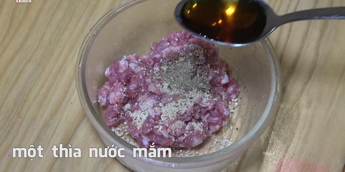 Ướp thịt nạc vai xay với 1 thìa hạt nêm, 1 thìa hạt tiêu xay, 1 thìa nước mắm, 1/2 thìa muối và 1 thìa dầu ăn. Trộn đều và để ngấm trong 15-20 phút. (17.25)