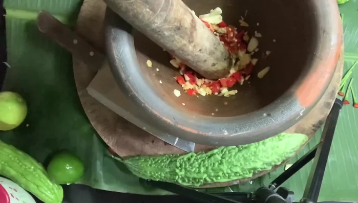 Thêm mì chính, đường, nước mắm vào hỗn hợp ớt tỏi đã giã nhuyễn, khuấy đều. Nêm nếm cho vừa miệng. Cho thêm nước lọc nếu cần.