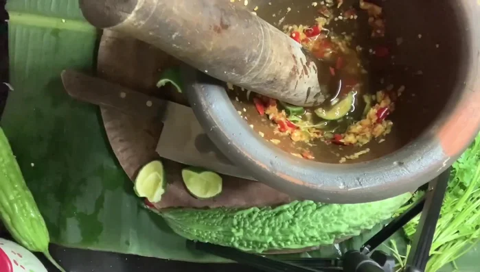 Đun sôi hỗn hợp nước chấm, tắt bếp. Điều chỉnh độ mặn theo khẩu vị.