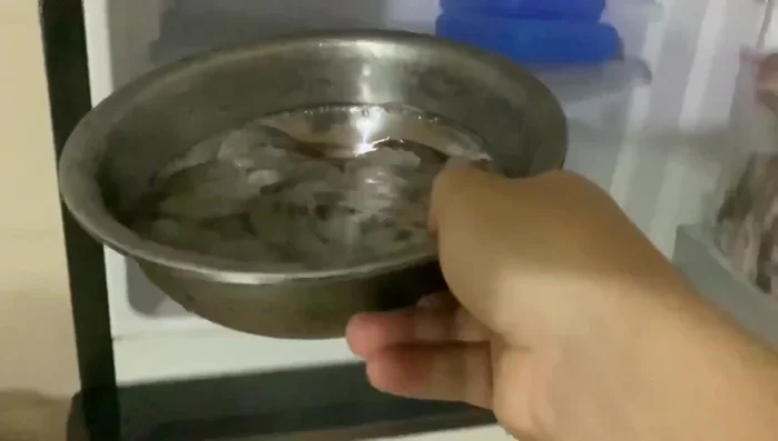 Lấy tôm ra, rưới nước chấm lên tôm. Để tôm ngấm đều gia vị.