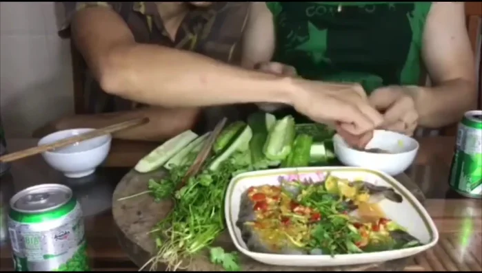 Trình bày tôm sống lên đĩa cùng rau sống và cơm trắng.
