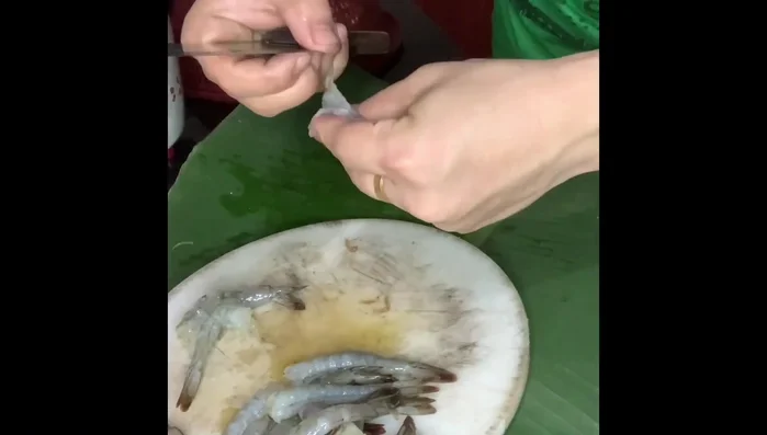 Chọn tôm tươi ngon, mổ lưng tôm lấy phần ruột, rửa sạch với muối và nhiều nước cho đến khi sạch hoàn toàn.