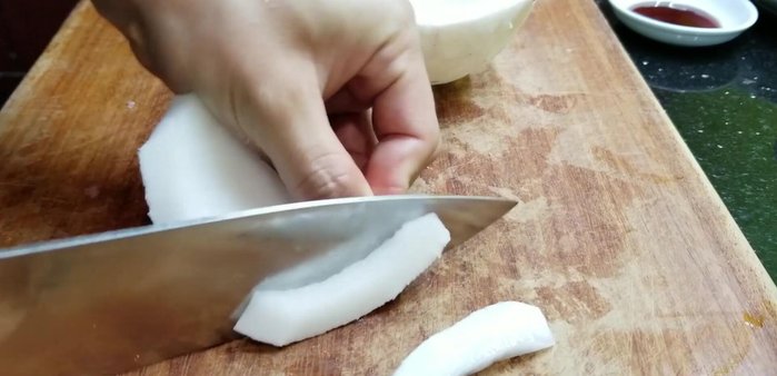 Cắt cùi dừa thành miếng vừa phải, dài khoảng 0.5-0.7cm (145.37)