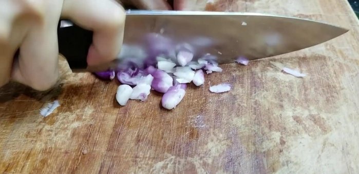 Chia hành khô làm 2 phần: 1/3 để phi thơm và 2/3 để kho cùng thịt sau (179.93)