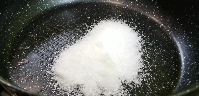 Cho đường vào chảo, đun đến khi đường chuyển sang màu nâu cánh gián (248.94)