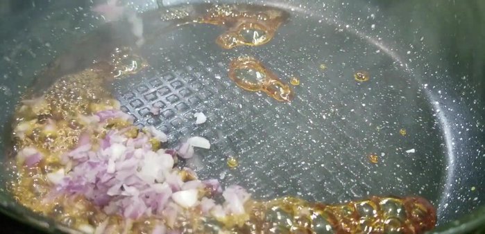 Cho hành khô phi thơm, sau đó cho thịt vào xào (269.22)