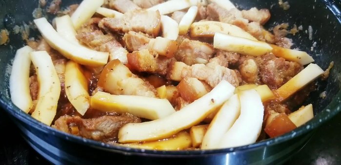Sau 30 phút, nêm nếm gia vị lại cho vừa ăn, mở vung để hơi nước bay bớt (336.47)