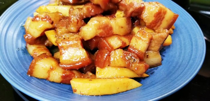 Tắt bếp, múc thịt kho ra đĩa, rắc thêm tiêu lên trên (509.76)