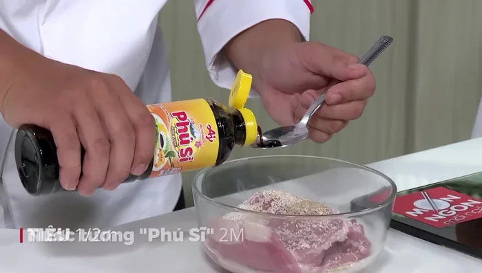 Ướp cốt lết với hạt nêm, bột ngọt, tiêu, nước tương, hỗn hợp sả ớt xay, nước soda, sữa đặc, dầu ăn trong 15-20 phút.