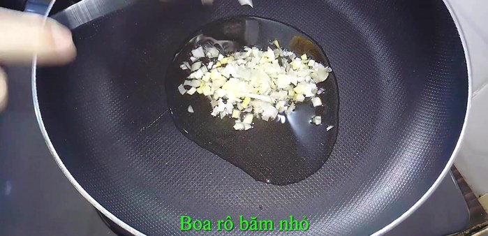 Xào măng với 1 muỗng canh dầu ăn, hành baro băm nhỏ và 1 muỗng canh hạt nêm chay.