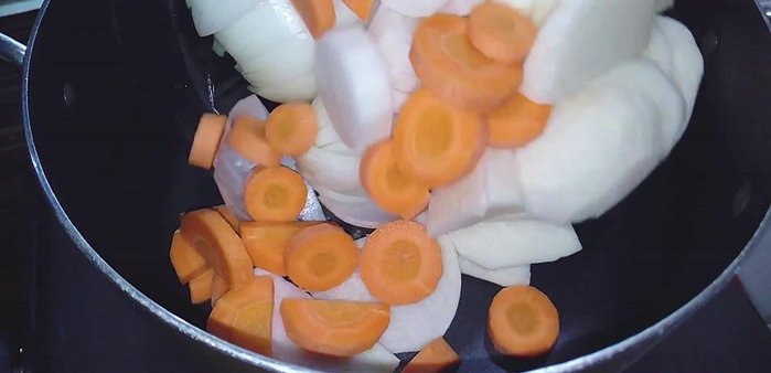 Cắt nhỏ củ sắn, cà rốt, củ cải trắng, hành tây và cho vào nồi cùng vài lát gừng, 2 lít nước dừa khô. Nấu sôi 30 phút.