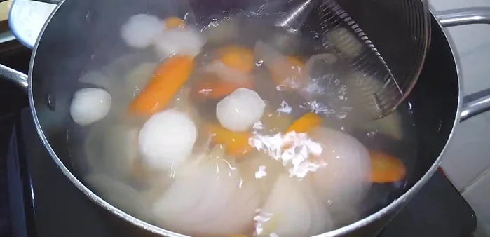 Vớt rau củ ra, cho tàu hũ ky chiên giòn và nấm đông cô vào nước dùng. Nêm 2 muỗng cà phê muối, 1 muỗng canh hạt nêm chay, 1 muỗng rưỡi canh đường. Nấu sôi 5 phút.