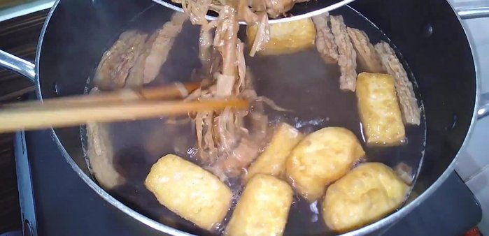 Cho đậu hũ chiên và măng đã xào vào nồi nước lèo. Nêm nếm lại cho vừa khẩu vị.