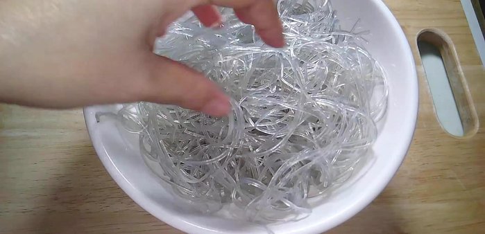 Cho miếng đã ngâm mềm vào tô, thêm rau ăn kèm. Chan nước lèo nóng hổi vào tô.