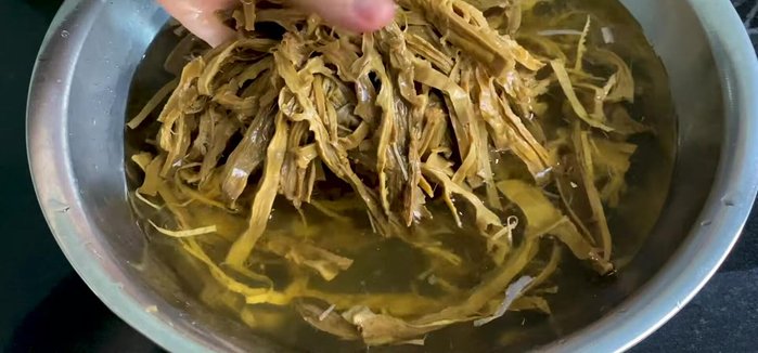 Luộc măng khô với 1 muỗng cà phê muối sau khi đã rửa sạch nhiều lần. Khi nước sôi, giảm lửa nhỏ và luộc 3-5 phút để loại bỏ độc tố. (106.619)