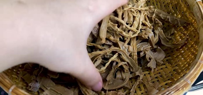 Vớt măng ra, rửa lại nhiều lần với nước cho hết màu đục. (136.099)