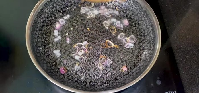 Khử hành củ với dầu cho đến khi vàng. Cho măng đã ráo nước vào xào với ½ muỗng canh hạt nêm cho chín. (145.56)