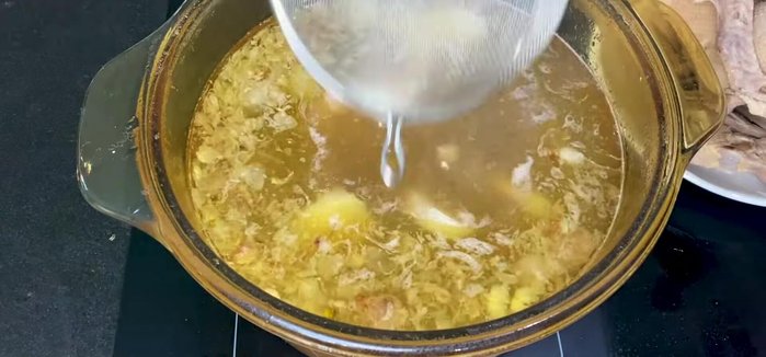 Vớt vịt ra, lược nước dùng qua rây để loại bỏ các nguyên liệu khác, giúp nước dùng trong hơn. (219.92)
