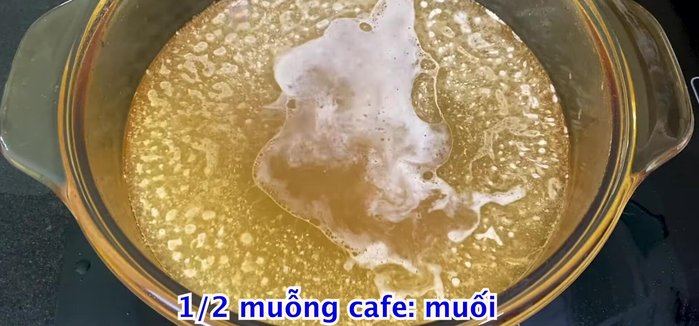 Nêm nếm lại nước dùng với ½ muỗng cà phê muối và hạt nêm cho vừa ăn. Cho hành lá vào. (239.48)