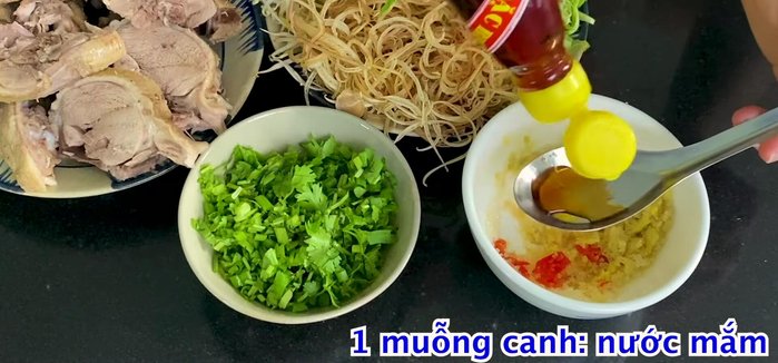 Làm nước mắm gừng: Đâm gừng và ớt, sau đó cho vào 1 muỗng canh đường, 1 muỗng canh nước mắm, 1 muỗng canh nước cốt chanh. Khuấy đều. (262.38)