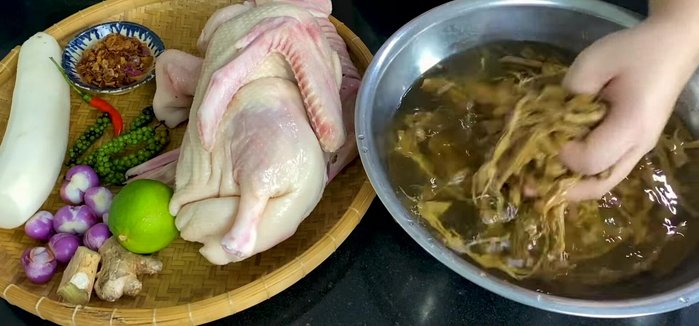 Ngâm măng khô qua đêm với một chút muối để mềm và loại bỏ chất dơ. (64.5)