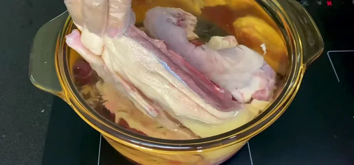 Cho vịt, hành củ, củ cải trắng xắt lát, gừng, tiêu xanh vào nồi nước (khoảng 2,5 lít). Nêm 2 muỗng canh hạt nêm và 1,5 muỗng canh đường phèn. (73.02)