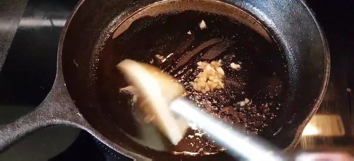 Làm ớt chưng: Phi thơm hành, tỏi, cho ớt bột, đường, đảo nhanh tay rồi tắt bếp.