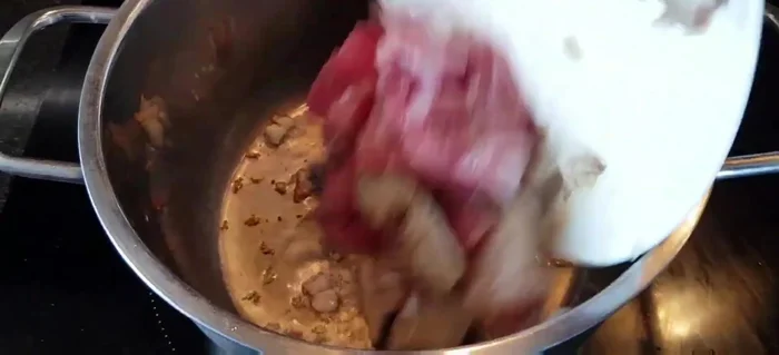 Xào cá: Phi thơm hành với dầu ăn, cho cá vào đảo sơ qua.