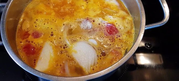 Cho chả cá vào nước dùng khi nước sôi trở lại.