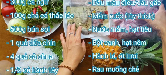 Chuẩn bị nguyên liệu: Cá thu/ngừ cắt miếng to, ướp với hành băm, hạt nêm, nước mắm (và tiêu nếu muốn).