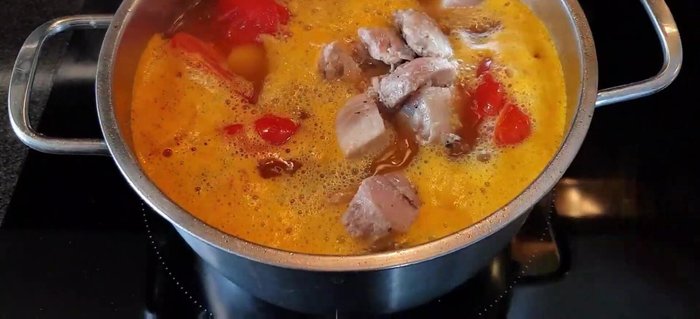 Cho cá xào vào nước dùng, đun sôi.