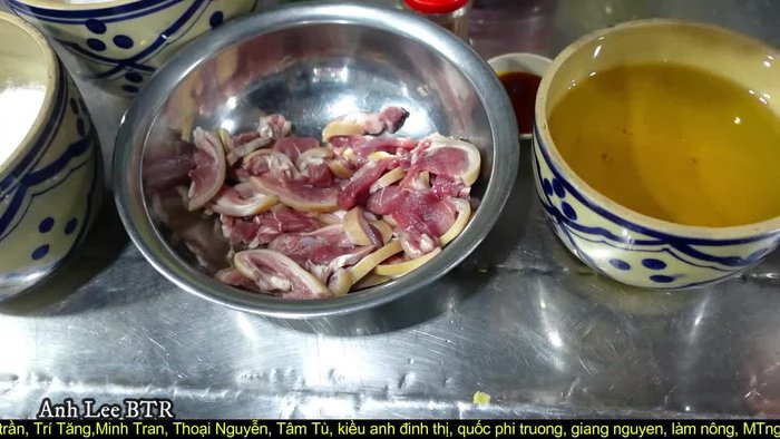 Chuẩn bị 300g thịt dê (nên chọn dê cái, dê tơ để thịt mềm và không bị hôi).