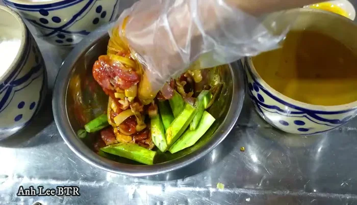 Chuẩn bị đậu bắp, khế, chuối, rau sống ăn kèm.