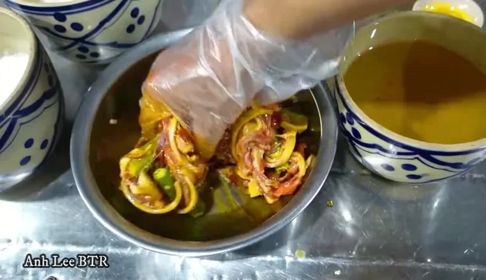 Nướng thịt dê trên chảo hoặc vỉ nướng cho đến khi chín vàng đều.
