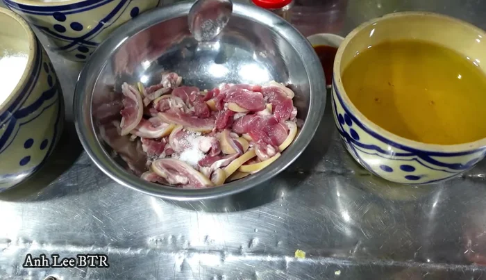 Ướp thịt dê với 1/4 muỗng canh đường, gần nửa muỗng canh bột ngọt, 1 muỗng canh dầu hào, 1 muỗng cà phê ngũ vị hương, 1 muỗng cà phê đầy mật ong, 1 muỗng canh dầu điều và 2 muỗng canh dầu ăn.