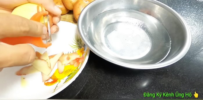 Bào vỏ khoai tây, ngâm trong nước muối pha loãng để khoai không bị thâm đen. Nếu có chỗ lõm, dùng dao khéo léo cắt bỏ.