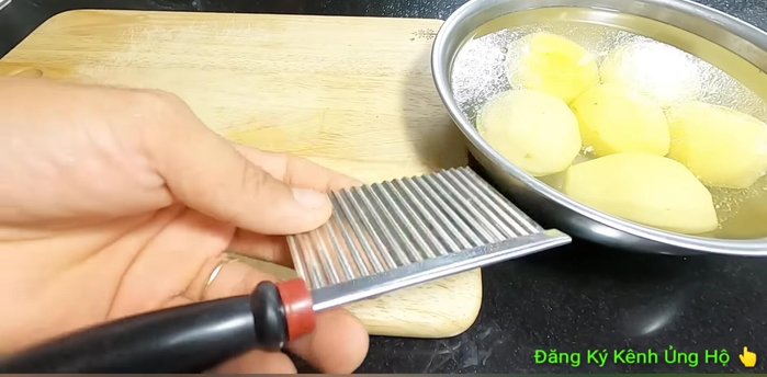 Cắt khoai tây thành que dài, kích thước tùy thích (khuyến khích cắt to để chiên được đẹp hơn).