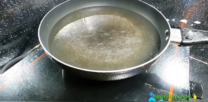 Luộc khoai tây trong nước sôi với 1 muỗng cà phê muối và ½ muỗng cà phê bột nghệ khoảng 3 phút. Đảo đều để khoai chín đều (khoảng 70-80%).