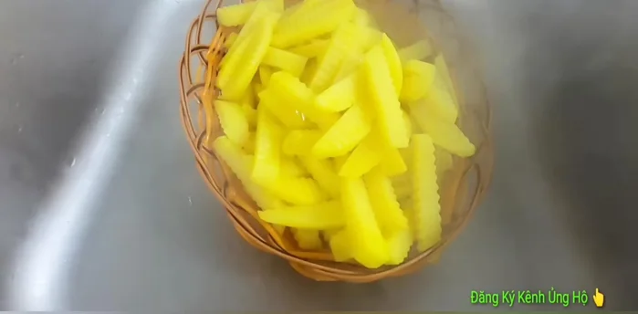 Vớt khoai ra, để ráo nước.