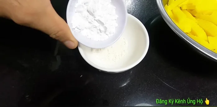 Trộn bột mì và bột năng đều. Đảm bảo khoai tây hoàn toàn ráo nước trước khi áo bột.