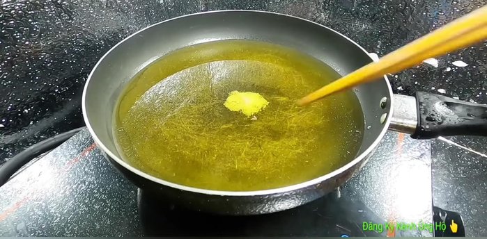 Chiên khoai tây trong dầu nóng khoảng 30-40 giây, không đảo ngay, để bột áo săn lại. Sau đó, trở đều tay đến khi vàng giòn.