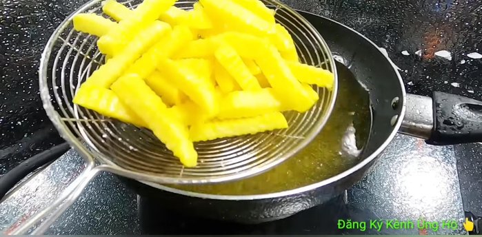 Vớt khoai ra, để trên giấy thấm dầu.