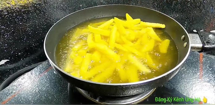 Chiên lại khoai tây lần 2 trong khoảng 3-4 phút để khoai giòn hơn.